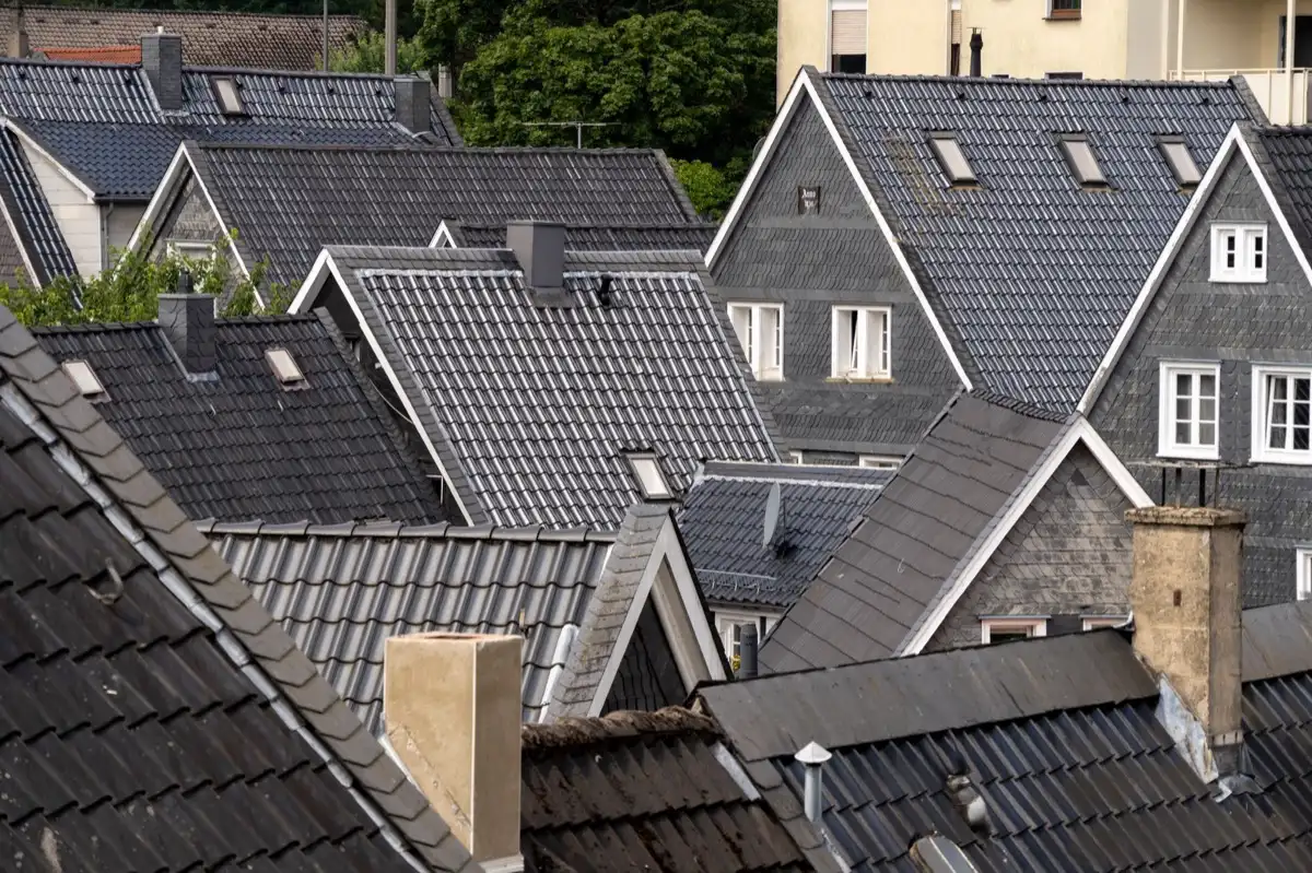 Steep roof eaves and gutter lines on houses in Redding, CA